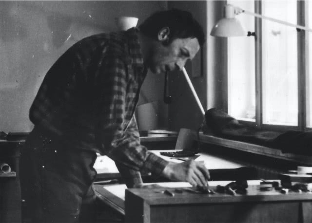 mężczyzna przy pracy