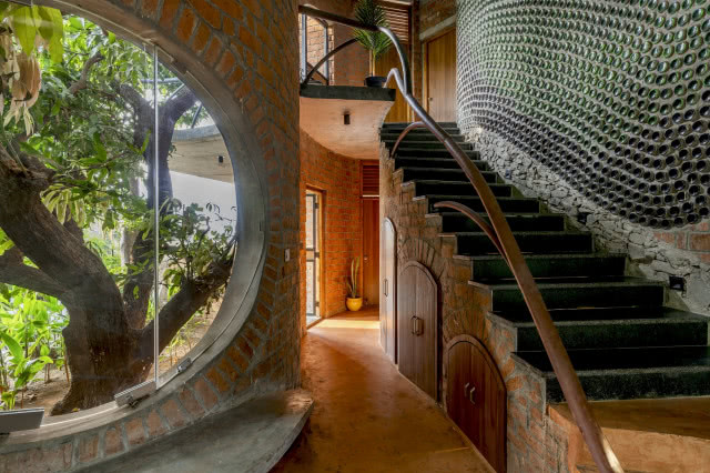 wąski korytarz ze ścianą z butelek