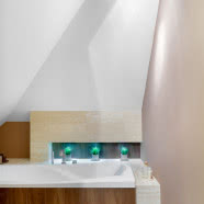 Nowoczesny dom za miastem z ciepłym wnętrzem