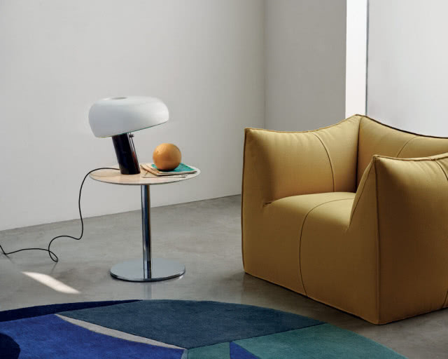 lampa na stoliku obok kanapa