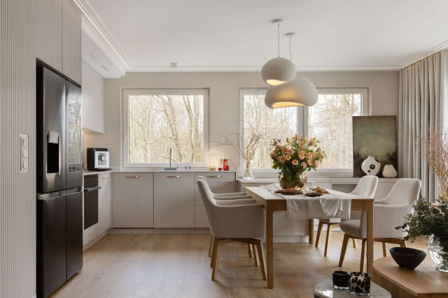 jadalnia ze stołem i krzesłami