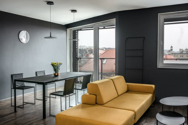 Żółte akcenty na szarym tle