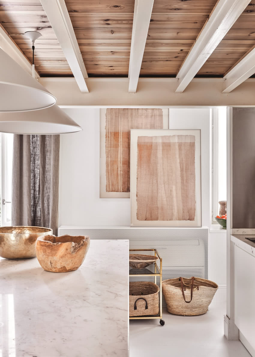 Kuchnia z drewna i marmuru projektu Juana Luisa...