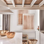 W sypialni niska przyścienna
szafka stała się...