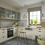 Utrzymane w kolorystyce off-white wnętrze...