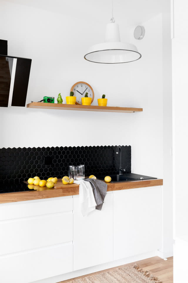 Biała kuchnia z czarnymi dodatkami