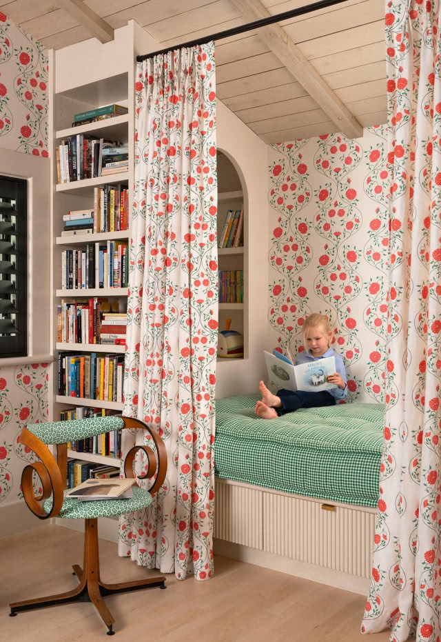 tapeta w kwiaty do pokoju dla dziewczynki