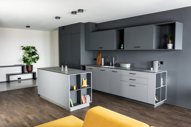 Żółte akcenty na szarym tle