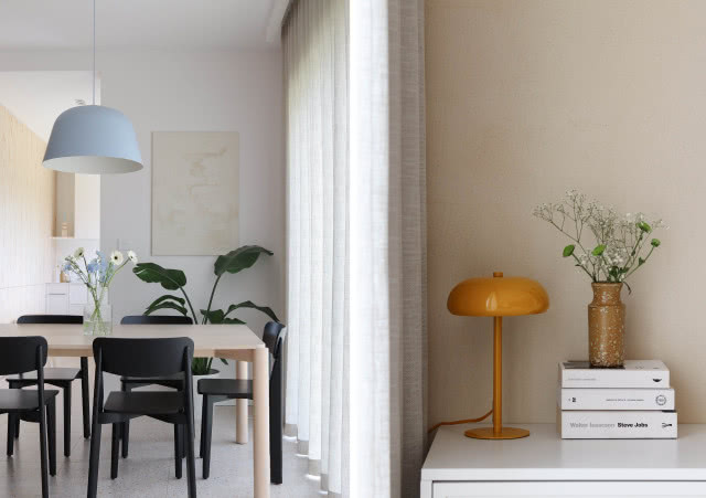 Beżowe ściany z drewnianymi meblami