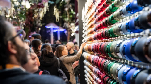 różnokolorowe wstążki do pakowania prezentów, ludzie wybierający wstążki