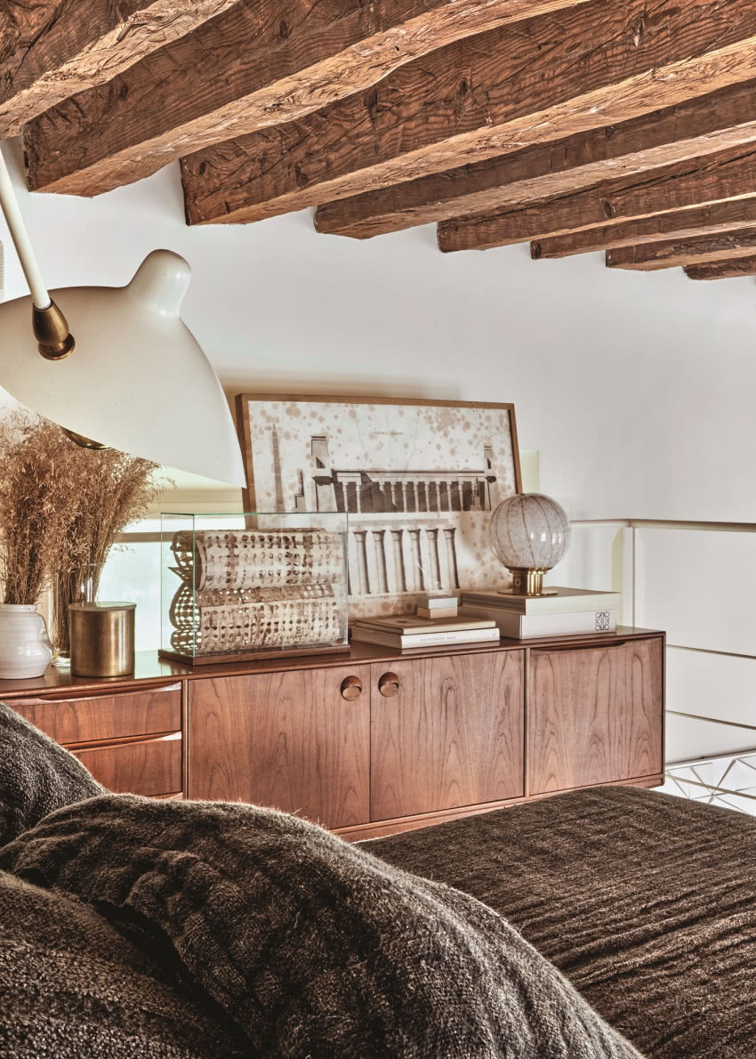 W sypialni niska przyścienna
szafka stała się...