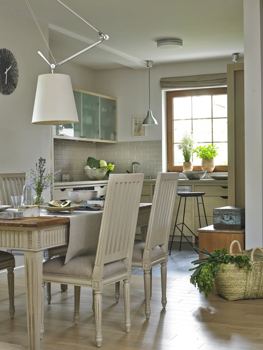 Utrzymane w kolorystyce off-white wnętrze...