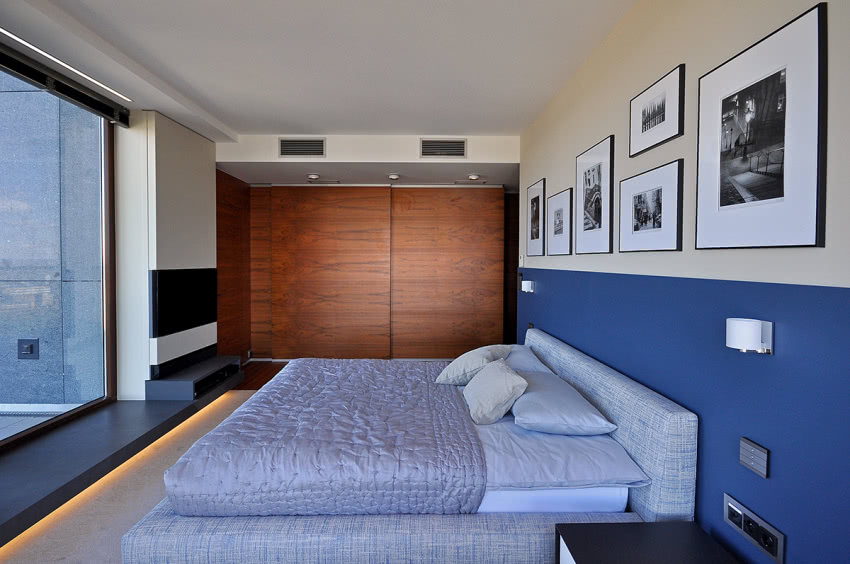 niebieska ściana sypialni subtelnie nawiązuje do...