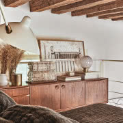 W sypialni niska przyścienna
szafka stała się...