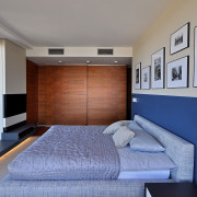 Sypialnia z podwieszanym bujanym fotelem otwarta...