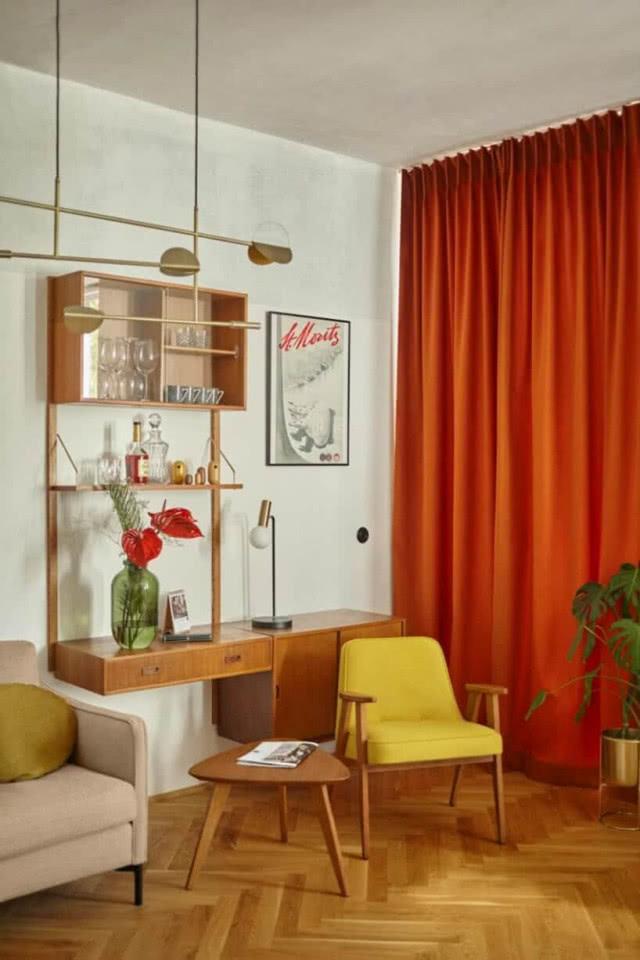 żółty fotel we wnętrzu z lat 60.