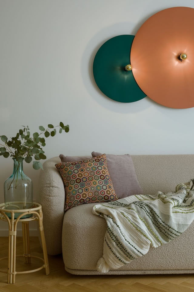 okrągłe kinkiety w salonie