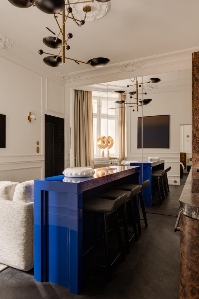 niebieska konsola w salonie