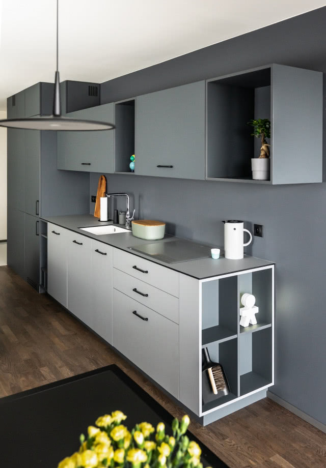 Żółte akcenty na szarym tle