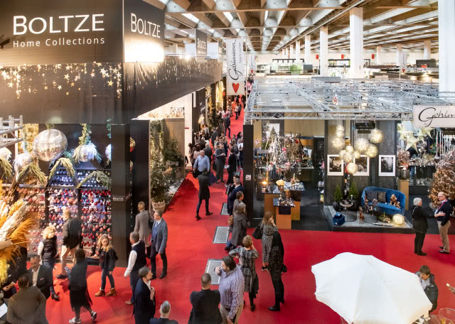 oświetlenie LED, stoiska z oświetleniem, choinki, bombki, kanapa, gwiazdy, stoliki kawowe, ozdoby świąteczne