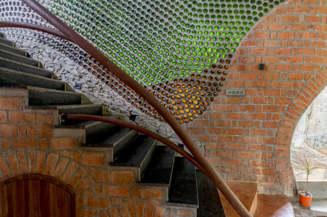 schody i ściana z butelek