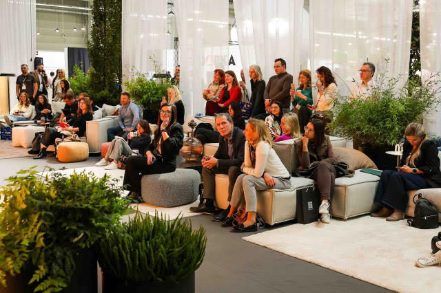 Goście uczestniczą w prezentacji podczas Warsaw Home – strefa konferencyjna targów designu i wyposażenia wnętrz w Ptak Warsaw Expo.