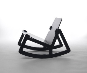 Minimalistyczny fotel bujany, proj. Fredrik Färg