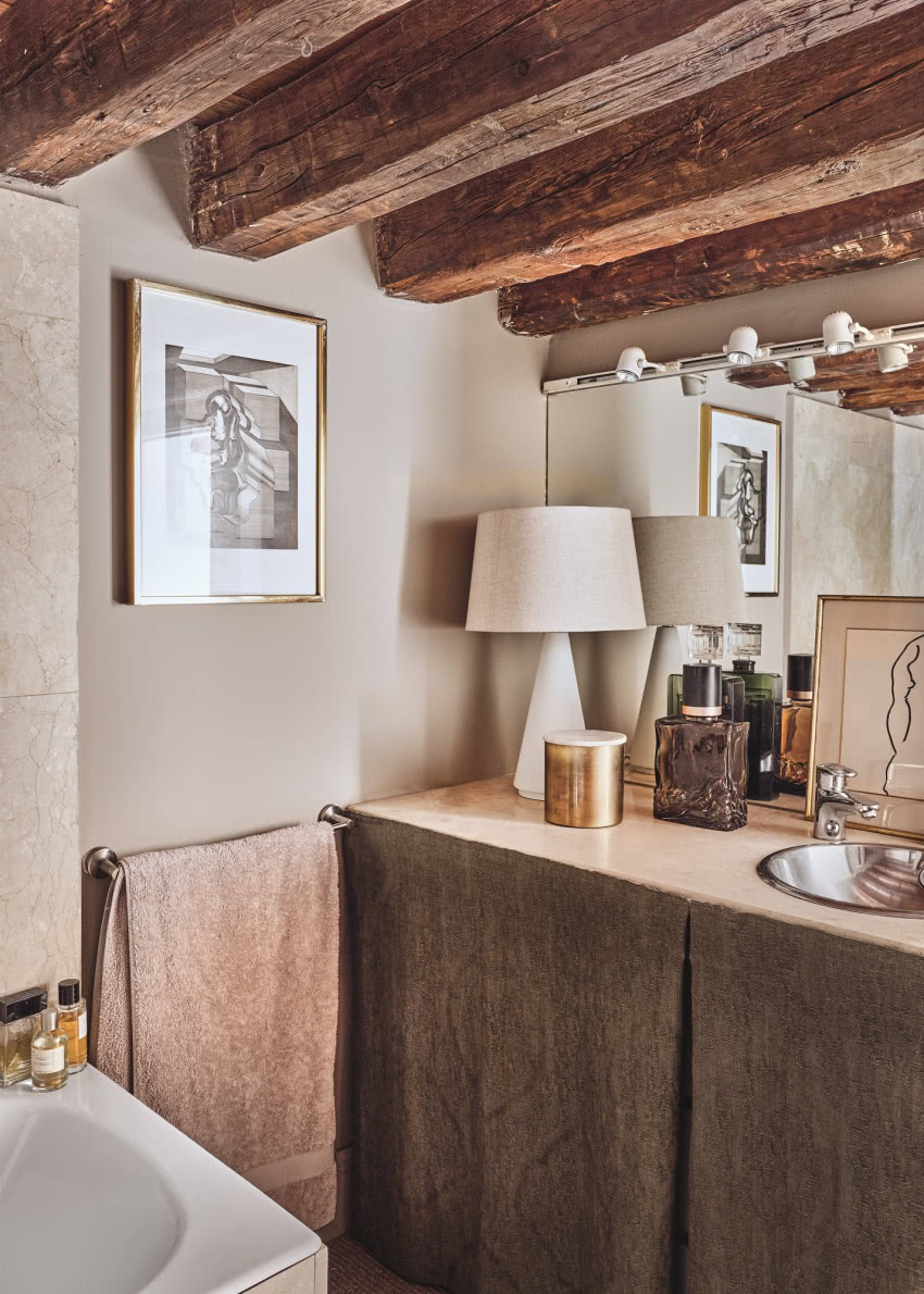 Łazienka utrzymana jest w cieplejszej
i...