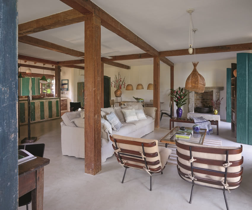 Ozdobą połączonego z kuchnią saloniku są dwa...