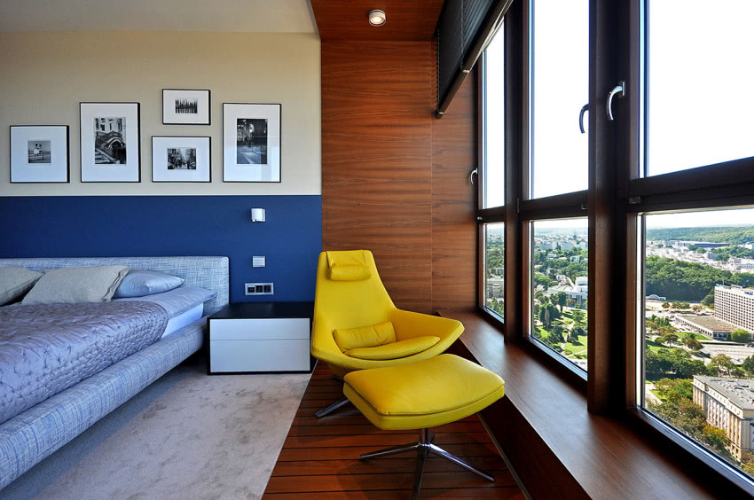 Z błękitem sypialni kontrastuje jaskrawożółty...
