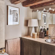 W sypialni niska przyścienna
szafka stała się...