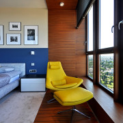 Sypialnia z podwieszanym bujanym fotelem otwarta...