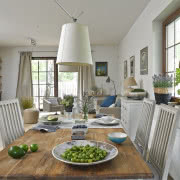 Utrzymane w kolorystyce off-white wnętrze...