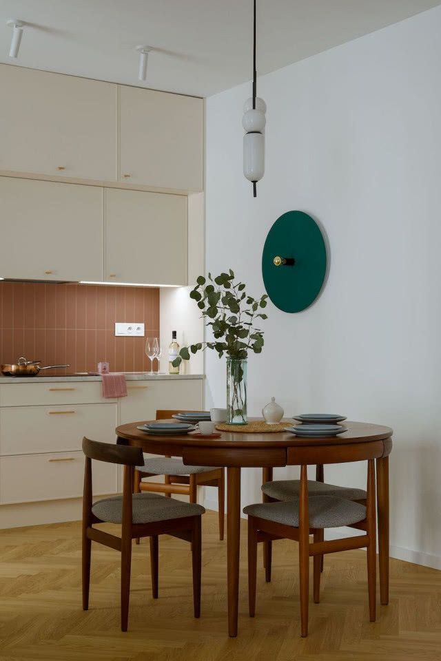 okrągły stół jadalnia w mieszkaniu