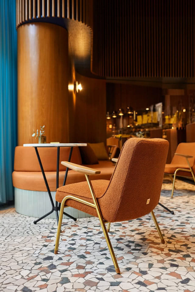 fotel odwrócony plecami, na nogach stalowych w kawiarni