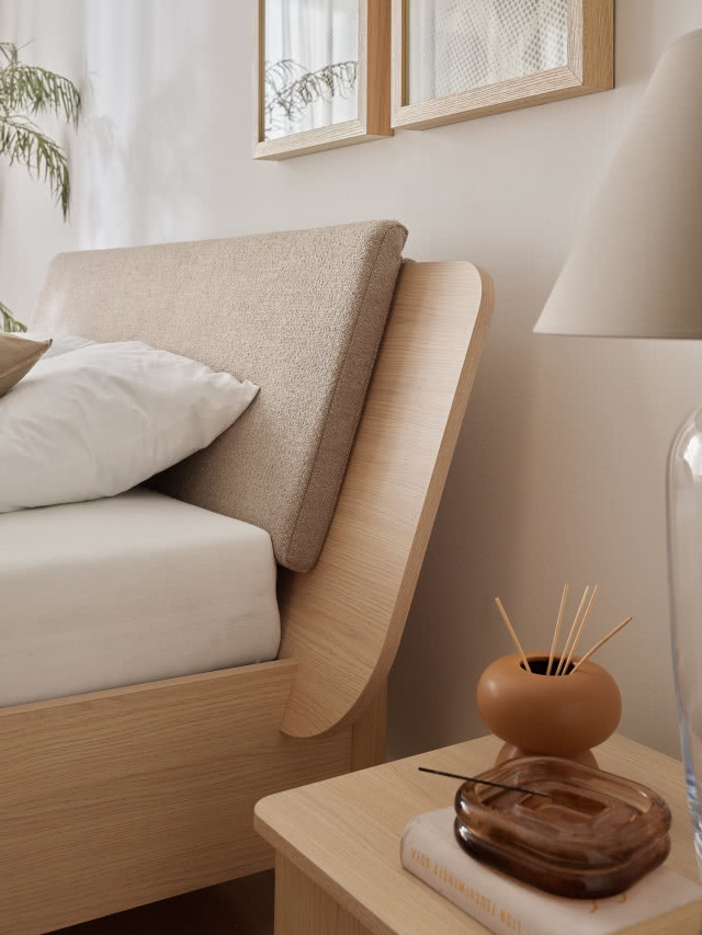 tapicerowany zagłówek, stoliki nocne, lampa na stoliku, obrazy, pościel