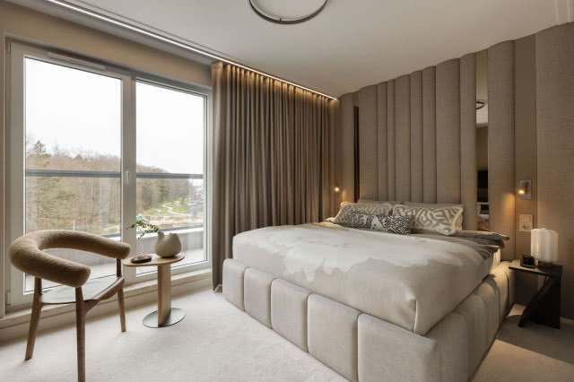 tapicerowana ściana w sypialni