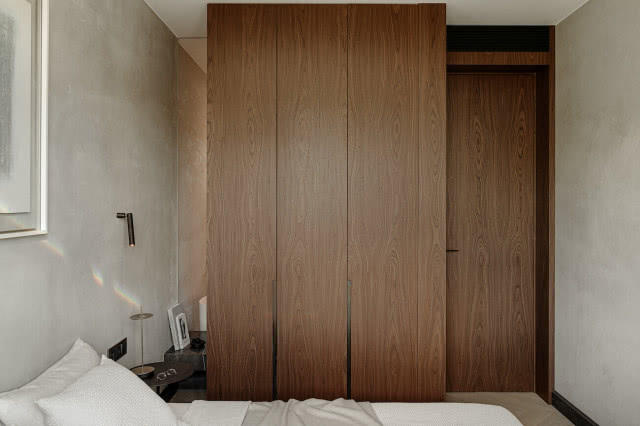 Drewniana zabudowa w sypialni