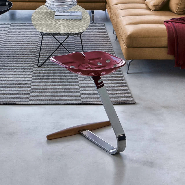 stołek w kształcie siedzenia w traktorze