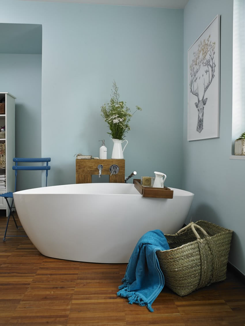 Owalna wolno stojąca wanna dzięki drewnianym...