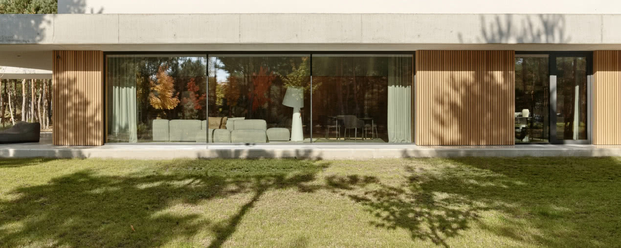 Dom z betonu w stylu japandi. Ma prawie pięćset metrów kwadratowych!