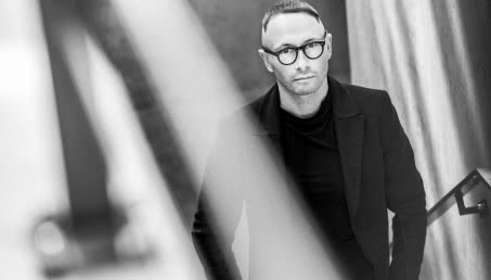 Za legendarny projekt Domu Kwadrantowego doceniono go zagranicą. Kim jest Adam Pulwicki i jak łączy design ze sztuką?