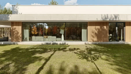 Dom z betonu w stylu japandi. Ma prawie pięćset metrów kwadratowych!