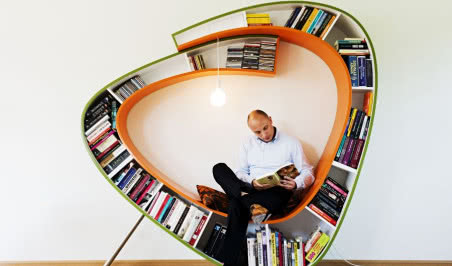 Designerska biblioteczka - półka na książki i siedzisko