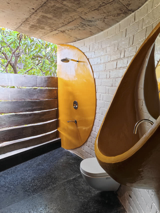 łazienka w żółtym prysznicem