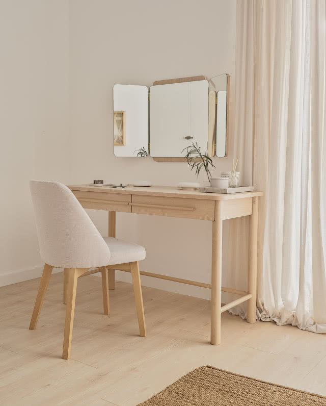 toaletka, krzesło, otwierane lustro na ścianie, drewniana podłoga, dywan, zasłony