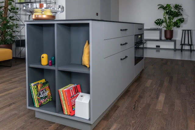 Żółte akcenty na szarym tle