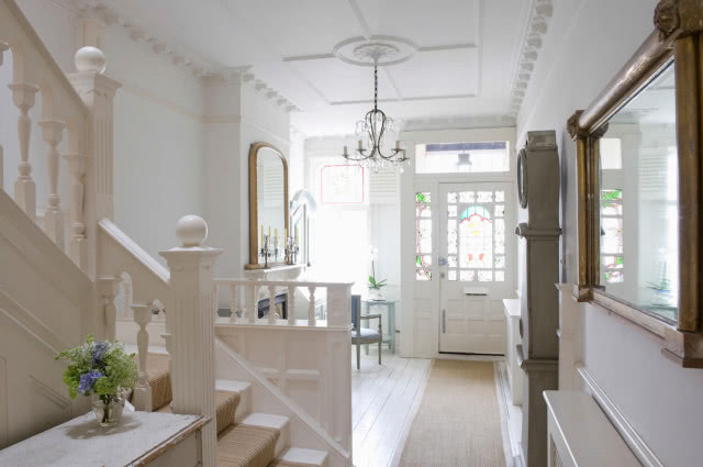 białe schody dewniane