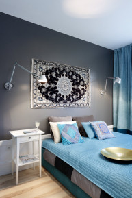 Klimat orientu w sypialni tworzą charakterystyczne dla tej stylistyki wzory, kolorystyka