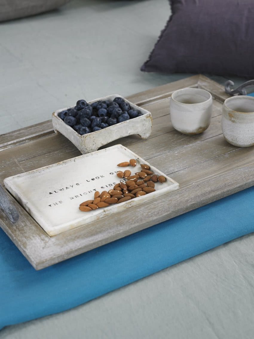 Len i surowe drewno w sypialni dają poczucie...